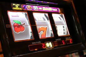 Giao diện 789 game hiển thị trên điện thoại di động với nền tối nhấn vàng